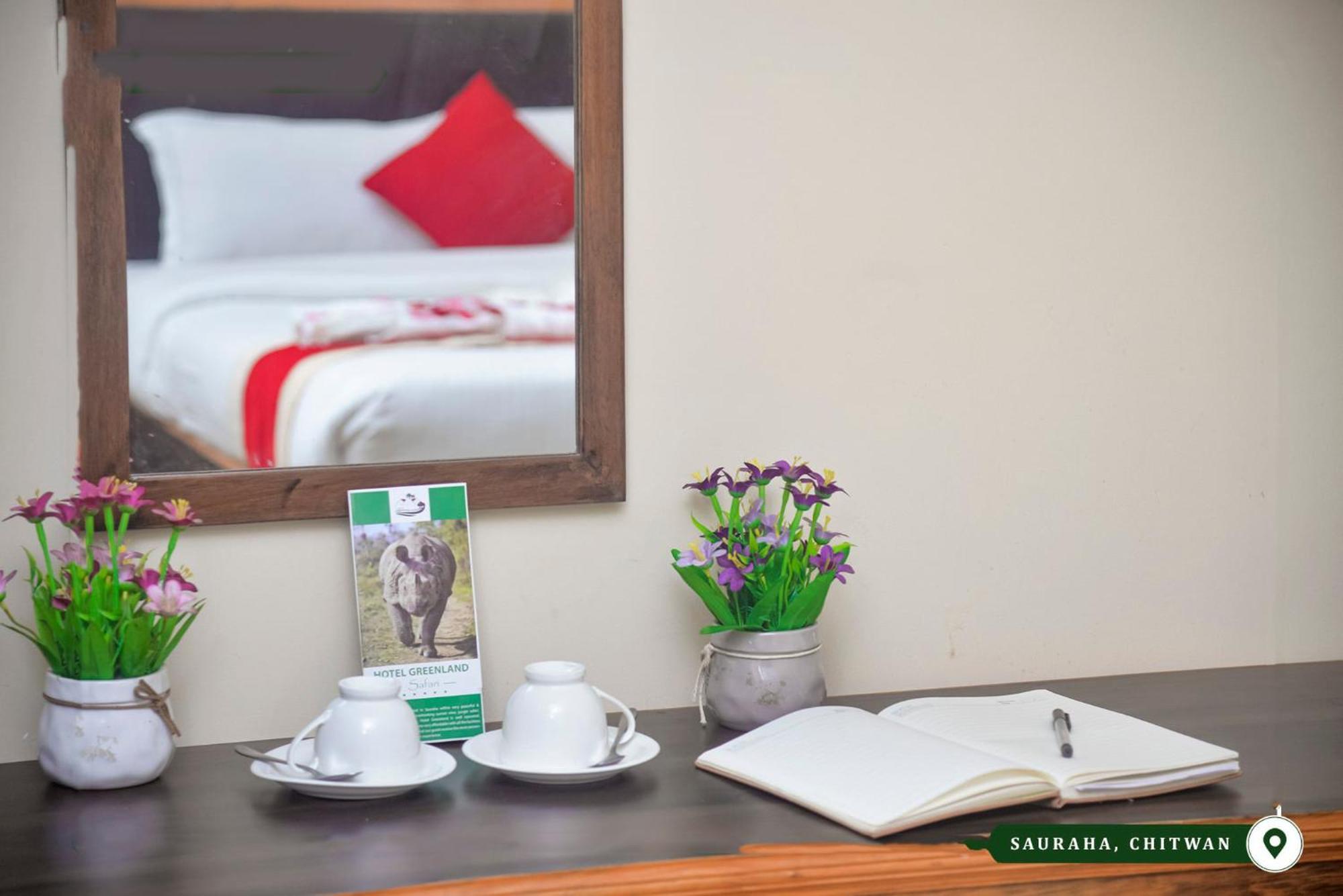 Greenland Safari, Sauraha Luaran gambar